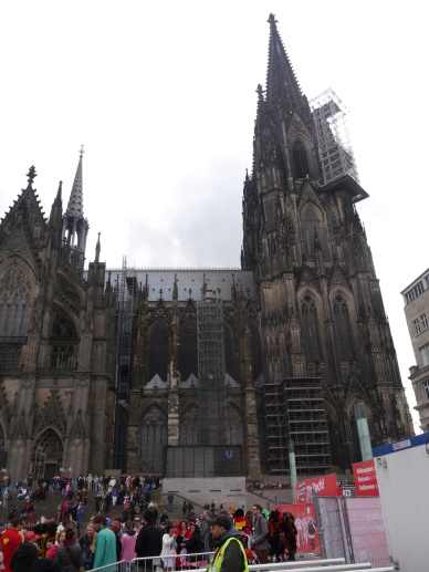 Craziness around Köln's famed cathedral!