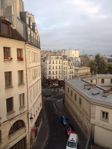 The empty streets at 8 a.m...what you can't see right around the corner is the pub and restaurants that were rowdy until late in the evening...which may explain the quiet mornings!