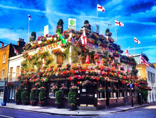 This pub was right outside Hyde Park toward Notting Hill...all pubs should really look like this! So pretty!