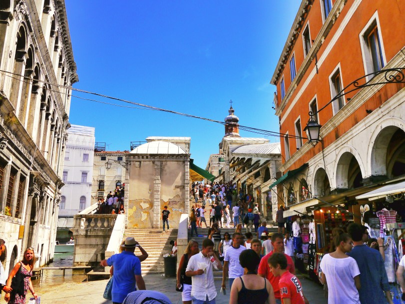Walking up to the crowded Rialto.